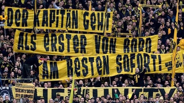 La pancarta de la afición del Dortmund