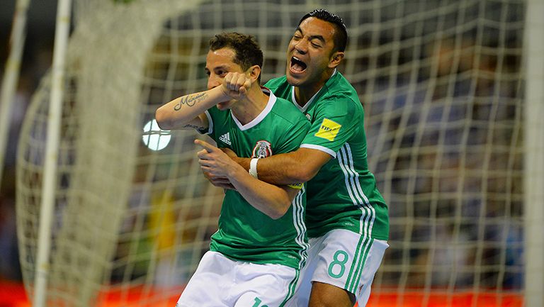 Guardado y Fabián celebran un gol