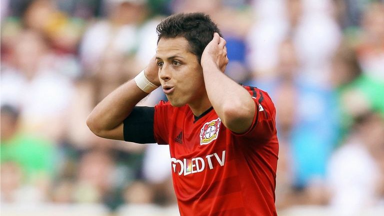 Javier Hernández se lamenta durante el partido contra Monchengladbach