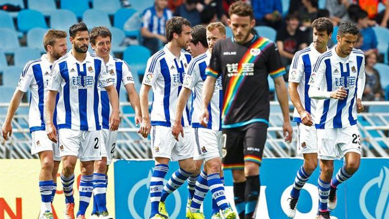 Los jugadores de la Real en pleno festejo de gol