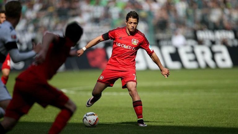 Chicharito conduce el esférico en juego del Leverkusen