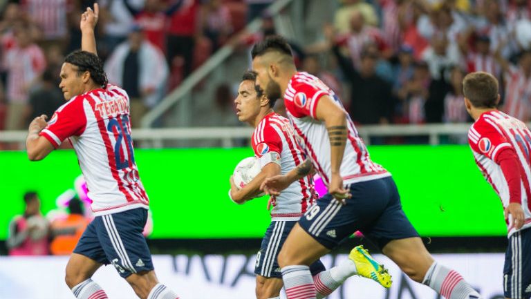 Chivas festeja gol en Clásico Nacional