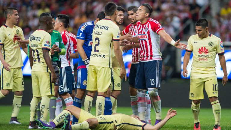 Jugadores de Chivas y América se encaran durante el último Clásico