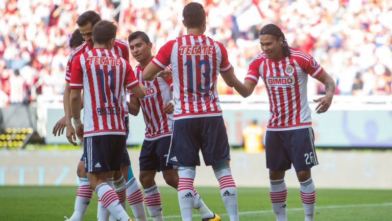 Jugadores de Chivas festeja gol contra Dorados