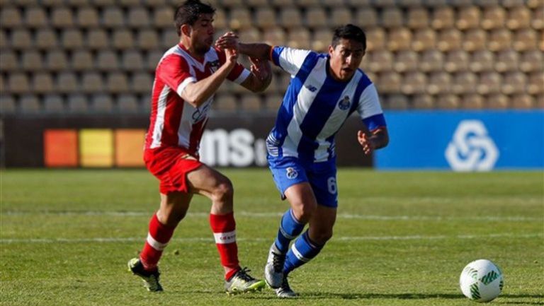 Govea conduce el balón en juego con el Porto B