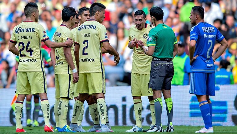 Jugadores azulcremas reclamando a César Ramos