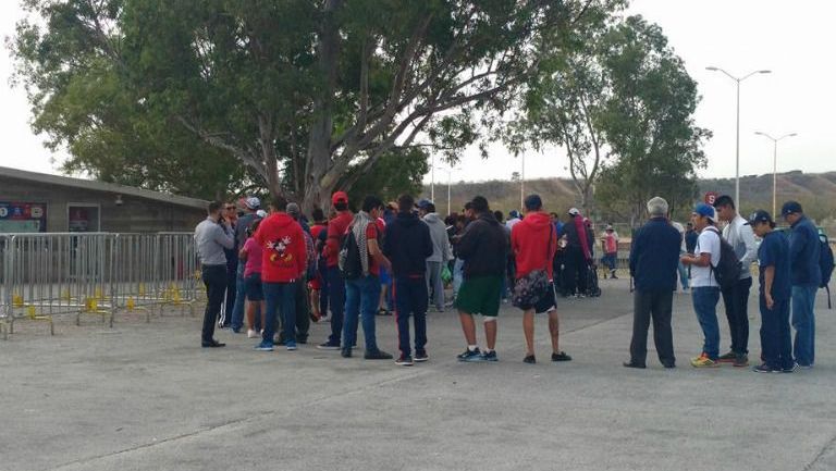 Cientos de aficionados esperan para comprar boletos para el Chivas-América