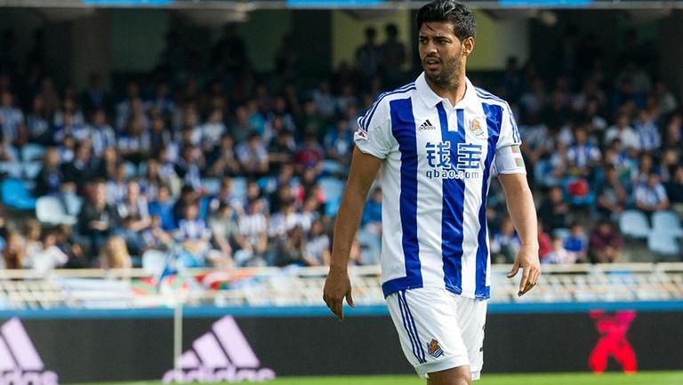 Carlos Vela, disputando un juego con la Real Sociedad