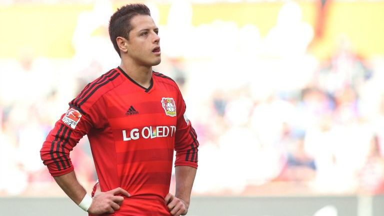 javier Hernández se lamenta durante un partido del Leverkusen