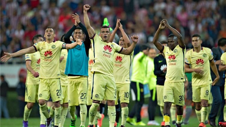 Jugadores de América festejan el triunfo contra Chivas