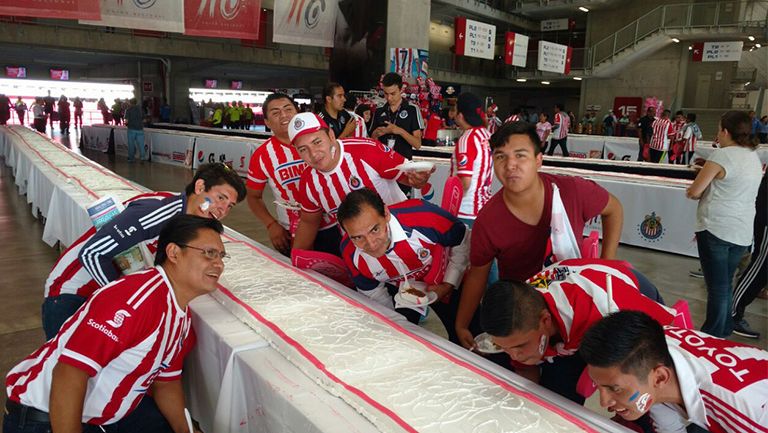 Aficionados de Chivas se reúnen junto al pastel