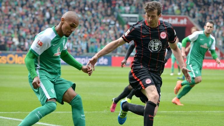 Selassie y Abraham pelean un balón durante el encuentro del Frankfurt