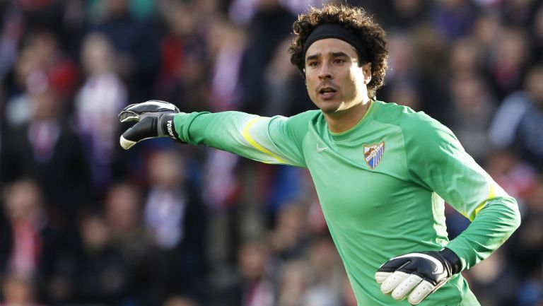 Guillermo Ochoa da indicaciones en juego del Málaga