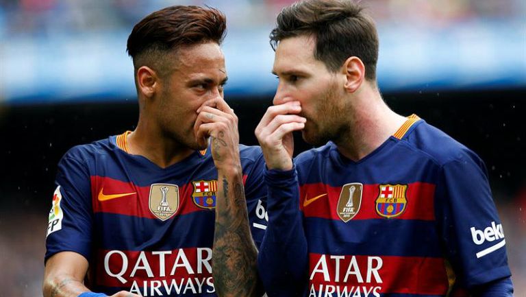 Neymar dialoga con Messi en el Camp Nou