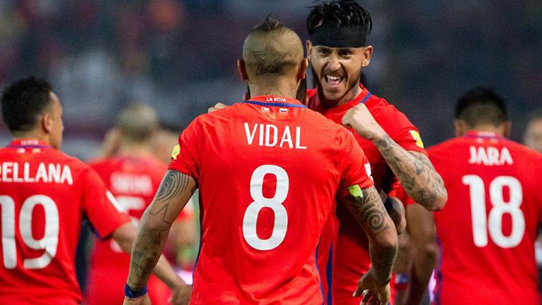 Vidal y Pinilla festejan un gol con Chile