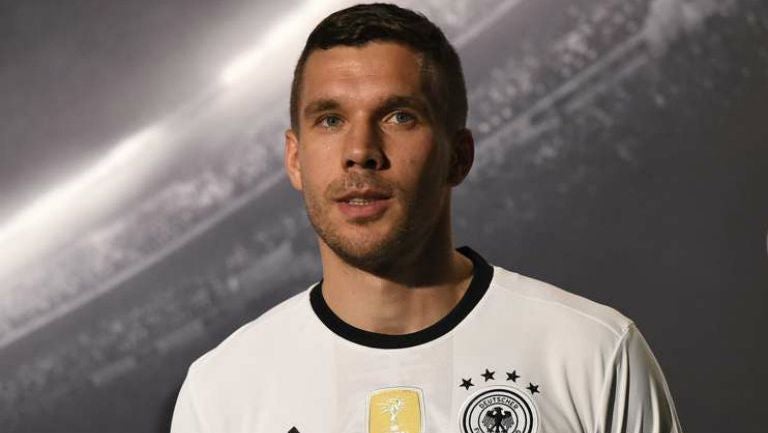 Lukas Podolski, en presentación de nueva camiseta de Alemania