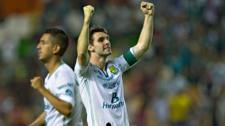 Mauro Boselli festeja una anotación con León