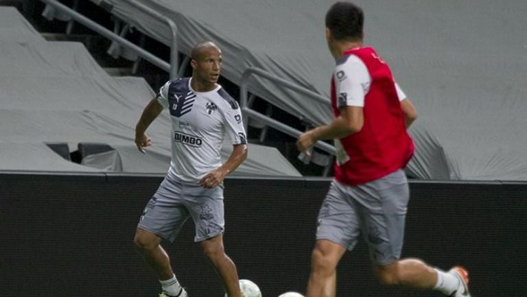 Carlos Sánchez en el entrenamiento de Monterrey