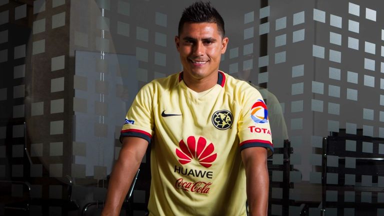 Osvaldo Martínez posa con la camiseta del América