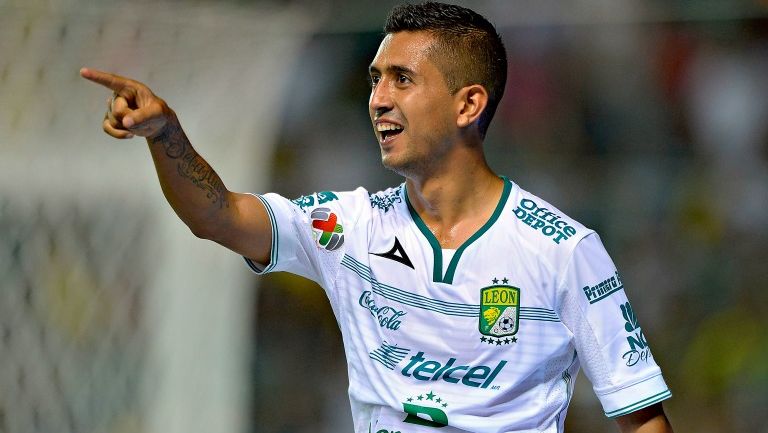 Elías Hernández, festejando un tanto con La Fiera