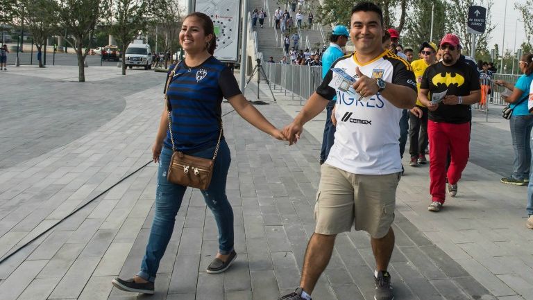 Aficionado felino, con su pareja de Rayados