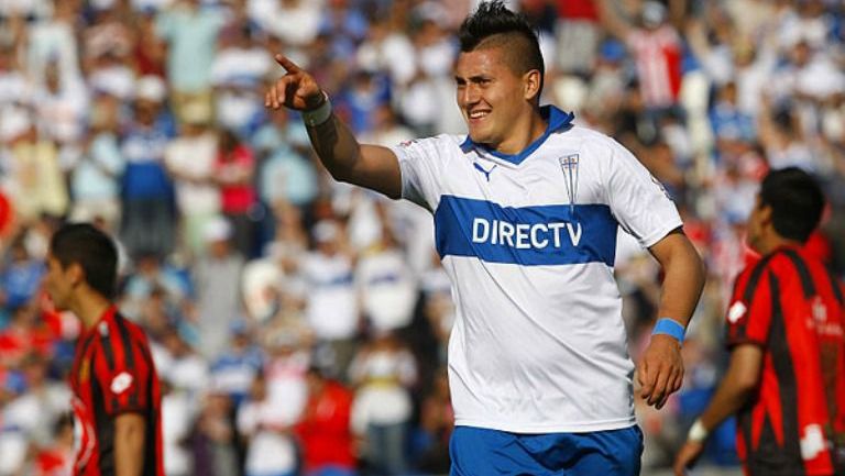 Nicolás Castillo celebra un gol con la Universidad Católica