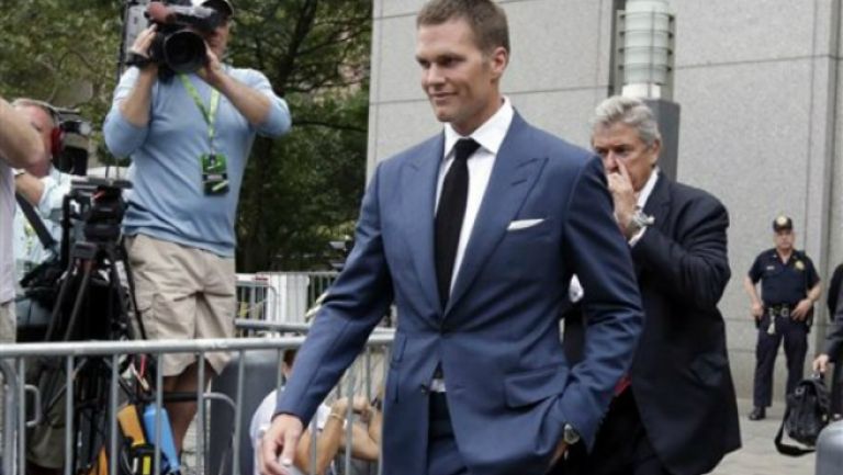 Tom Brady saliendo de la Corte Federal