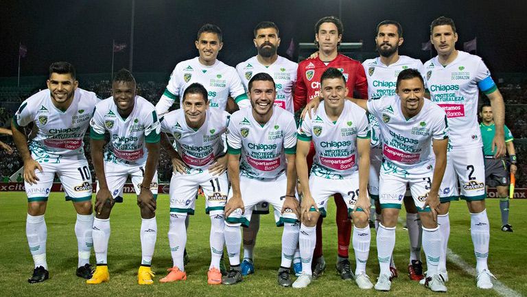 Jugadores de Jaguares posan en partido de Liga MX