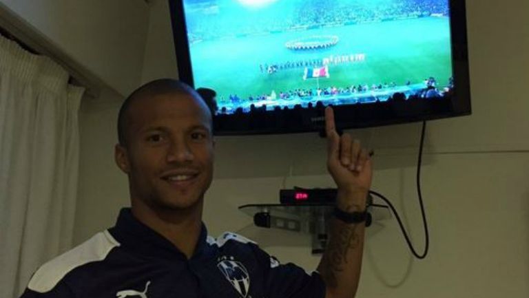 Carlos Sánchez con la playera de Rayados siguiendo a sus compañeros en TV