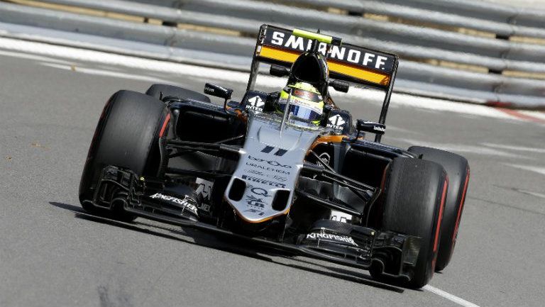 Checo conduce su monoplaza en Monte Carlo