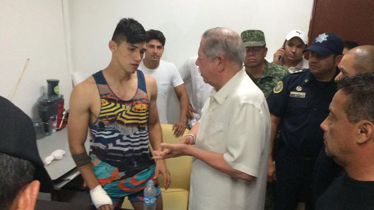 Alan Pulido junto al gobernador de Tamaulipas, Egidio Torre