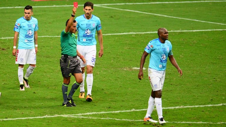 Aquivaldo, recibiendo la roja en la Vuelta de la Final