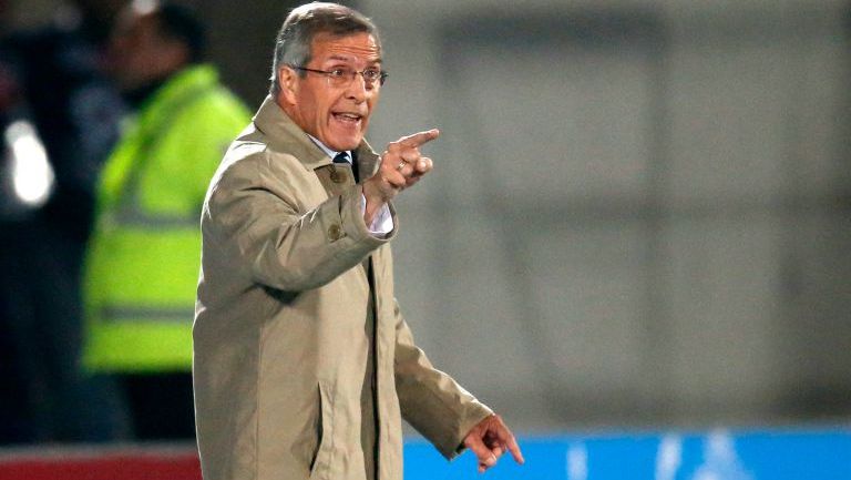 El entrenador Oscar Washington Tabárez dando indicaciones en encuentro de la Selección Uruguaya