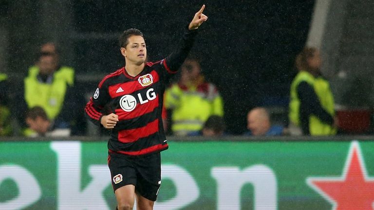 Chicharito dedica un gol en un partido del Bayer Leverkusen