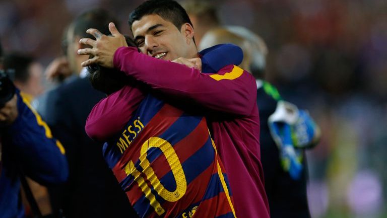 Luis Suárez celebra con Lionel Messi