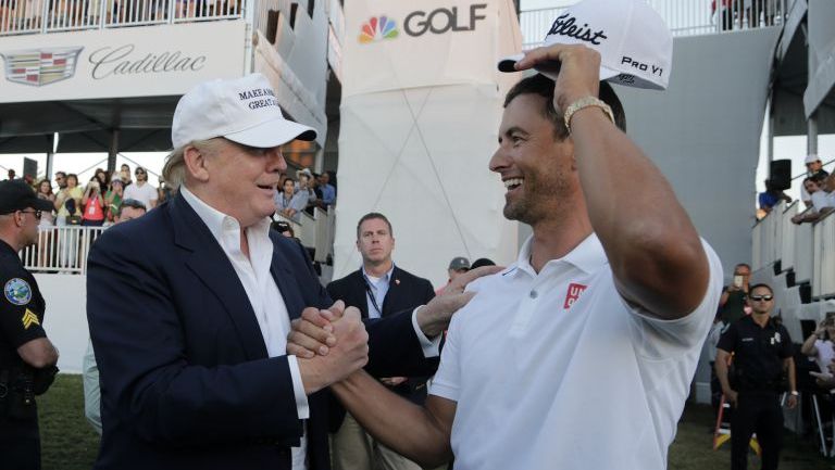 Donald Trump saluda al golfista Adam Scott en la última edición del WGC-Cadillac Championship