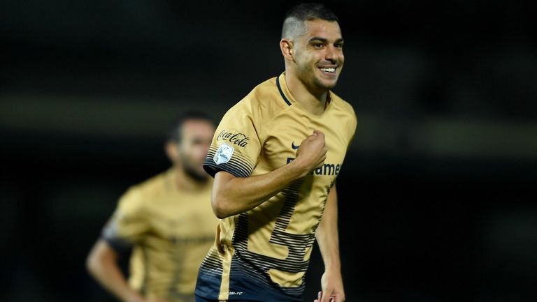 Alcoba celebrando un tanto con los Pumas de la UNAM