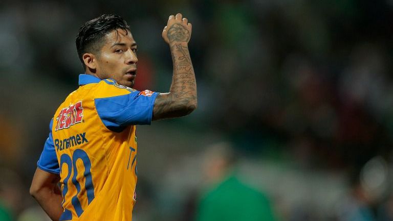 Javier Aquino en un partido de Tigres