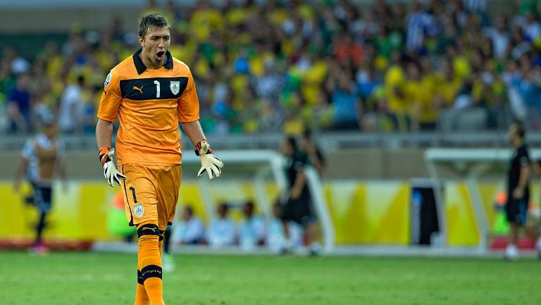 Muslera, celebrando durante un partido con Uruguay