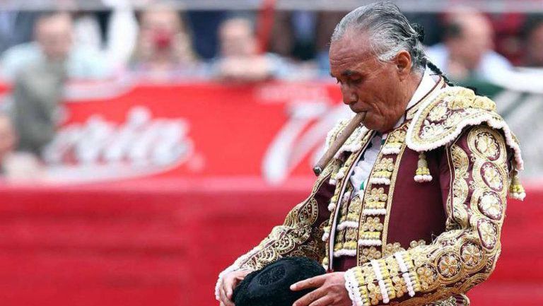 El Pana fuma un puro durante una corrida