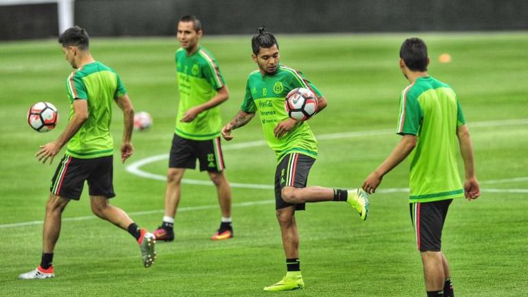 Jugadores del Tri durante el entrenamiento en el Estadio de la Universidad de Phoenix