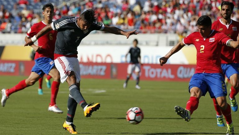 Jorge Benítez sacando un disparo al marco tico