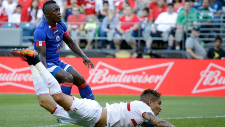 Paolo Guerrero se lanza de palomita para marcar el gol de Perú