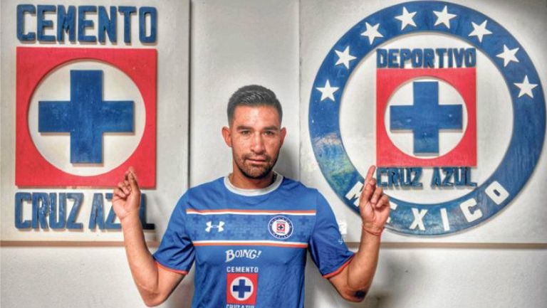 Rojas posa con los escudos de Cruz Azul