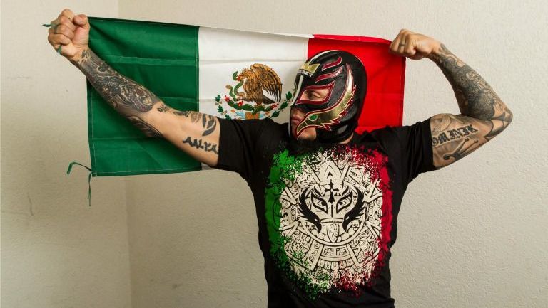 Rey Mysterio posa con la bandera nacional para la lente de RÉCORD