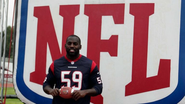 Whitney Mercilus convivió con niños durante una clínica en el IPN