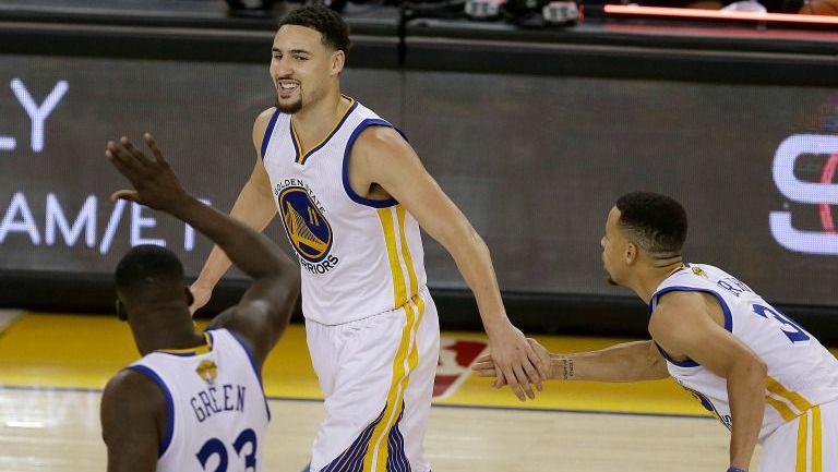 Stephen Curry festeja con sus compañeros