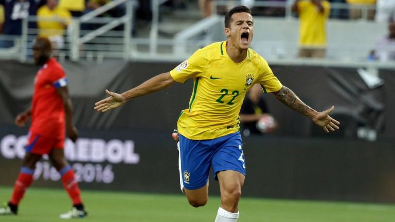 Coutinho celebra uno de sus tres goles contra Haití