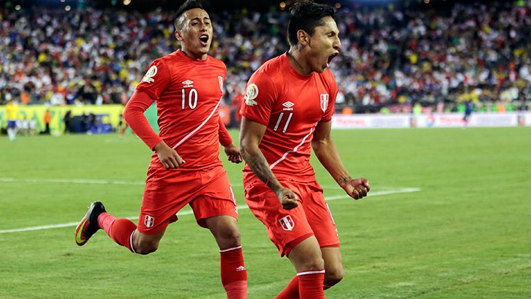 Ruidiaz festeja el gol contra Brasil