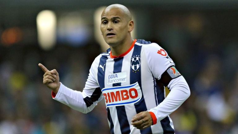 Suazo, en un partido con Rayados